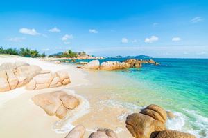 Nha Trang es una ciudad turística conocida por sus playas de arena blanca y aguas cristalinas del Mar del Este.