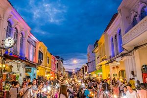 Phuket no solo ofrece unas vacaciones en sus hermosas playas, sino que también cuenta con una vida nocturna vibrante