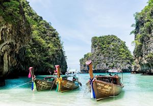 Una playa en Phuket con aguas cristalinas de un azul claro