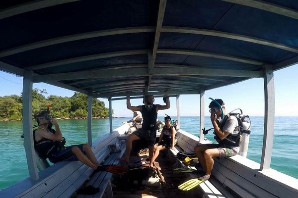 Preparación antes de la inmersión en Koh Rong, Camboya