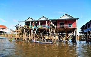 Pueblo flotante en el lago de Tonlé Sap