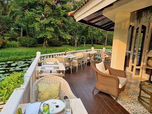 La terraza de un restaurante en Angkor Village Resort