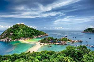 Koh Samui is the third largest island and famous in Thailand for its wild and peaceful beauty.