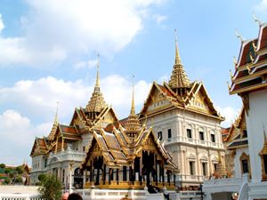 The traditional beauty of temples in the heart of modern Bangkok
