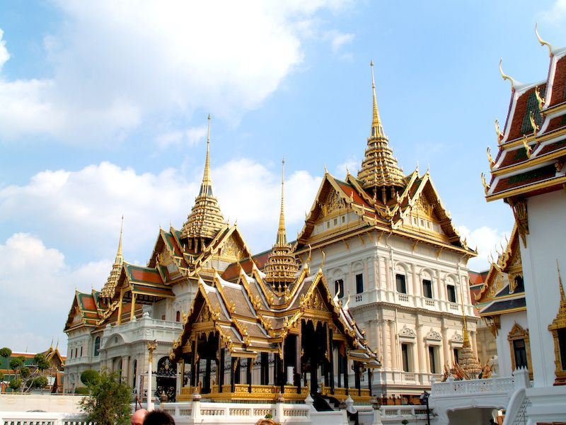 The traditional beauty of temples in the heart of modern Bangkok