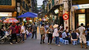 La zona del casco antiguo de Hanói siempre es ocupada y ruidosa
