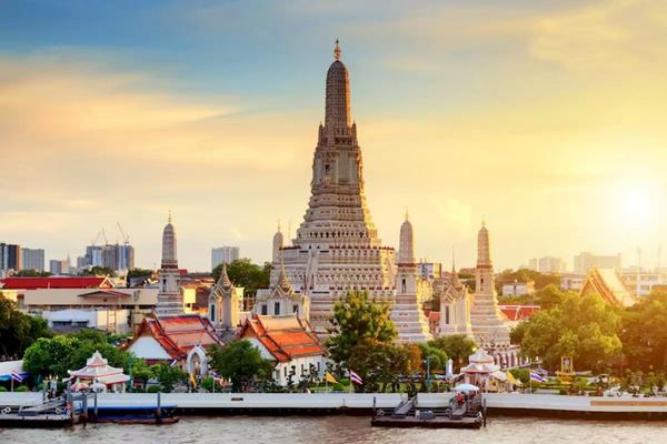 El templo Wat Arun está ubicado tranquilamente en la orilla occidental del río Chao Phraya.