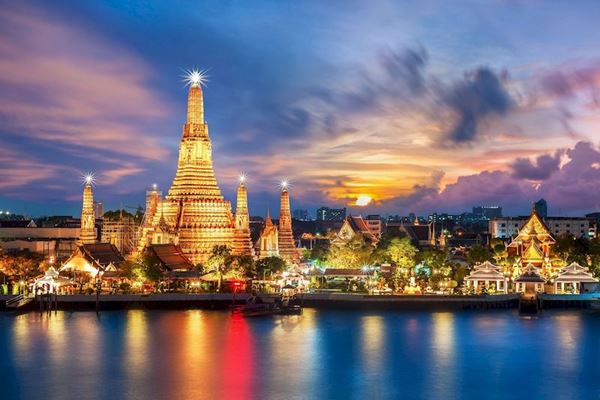 Templo de Wat Arun, que está lado del río Chao Phraya, es uno de los templos más bellos de Tailandia