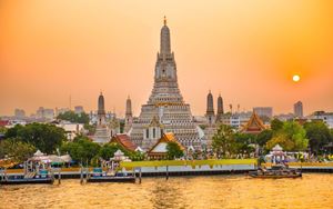 Templo Wat Arun bajo el atadecer dentro de Bangkok