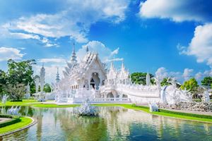 Templo Blanco se destaca por su color blanco brillante, que simboliza la pureza y la sabiduría budista
