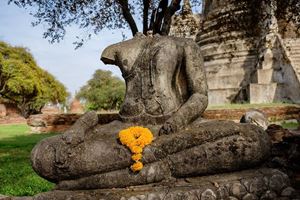 Una misteriosa estatua antigua sin cabeza en un templo de Ayutthaya