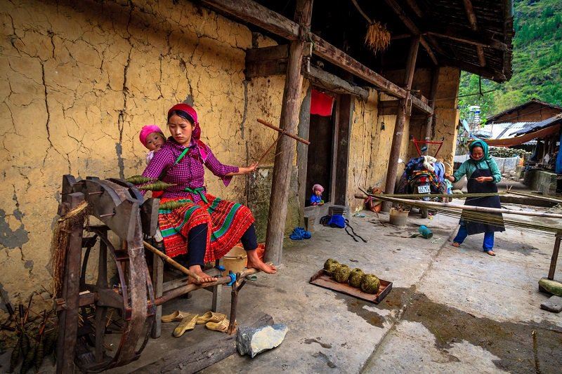 Tejido de una familia Hmong en Ha Giang