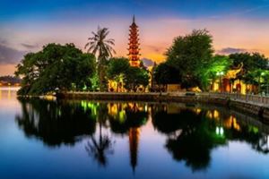 La pagoda de Tran Quoc en el lago Oeste en la capital de Hanói