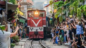 Catch the thrilling sight of a train passing through the narrow streets of Hanoi.