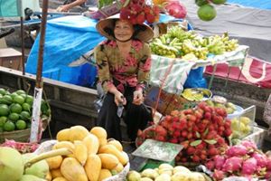 Una vendedora de frutas en barco