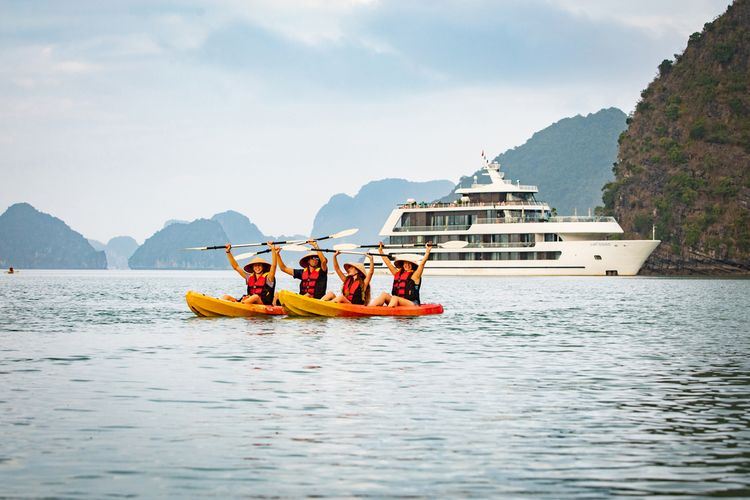 Hace kayak en el crucero por la bahía de Halong