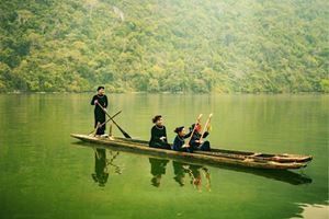 Las personas Tay en el lago de Ba Be