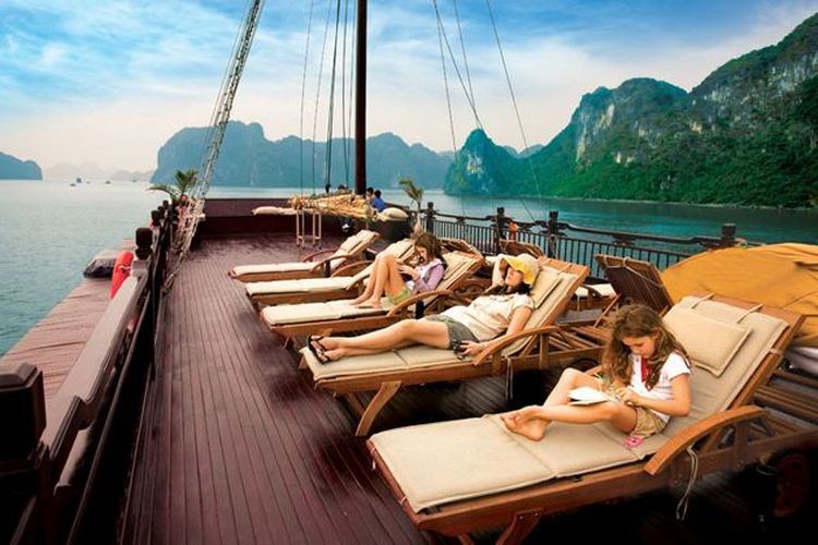 Momentos de relajación en el crucero por la bahía de Halong