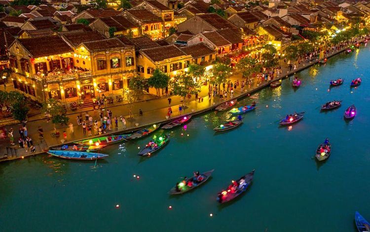 Admire la belleza de Hoi An por la noche