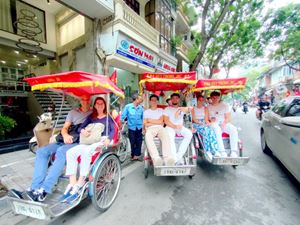 Nuestros viajeros está paseando por el casco antiguo de Hanói en bicitaxi o taxi triciclo