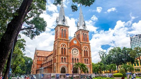 La catedral de Norte Dame de más de 143 años en el centro de la ciudad de Ho Chi Minh