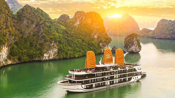 Un crucero le lleva a dar una vuelta por la bahía de Ha Long