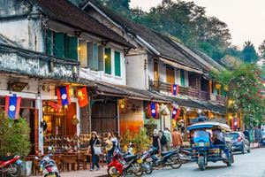 La escena tranquila en la capital antigua de Luang Prabang