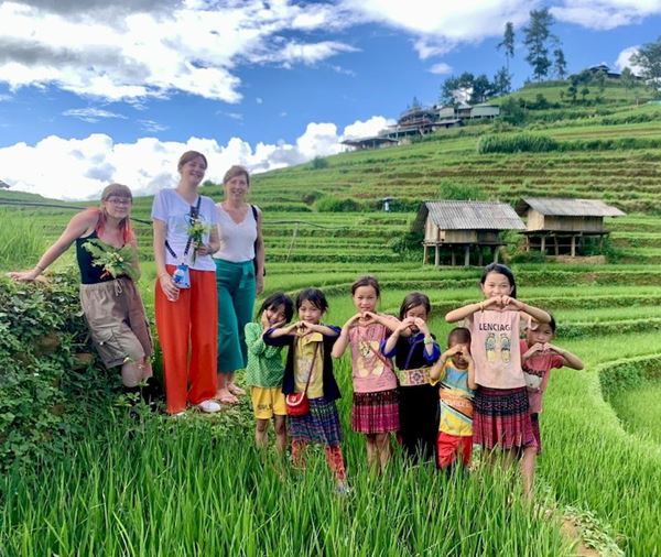 Nuestros viajeros en una excursión por los campos de arroz en terrazas en Sapa